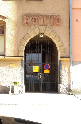 Luotsikatu 18. Vironniemen päiväkodin lapsia ja aikuisia Luotsikatu 18:n Koiton talon porttikäytävän edustalla tutustumassa Katajanokan jugend-rakennuksiin. rephoto