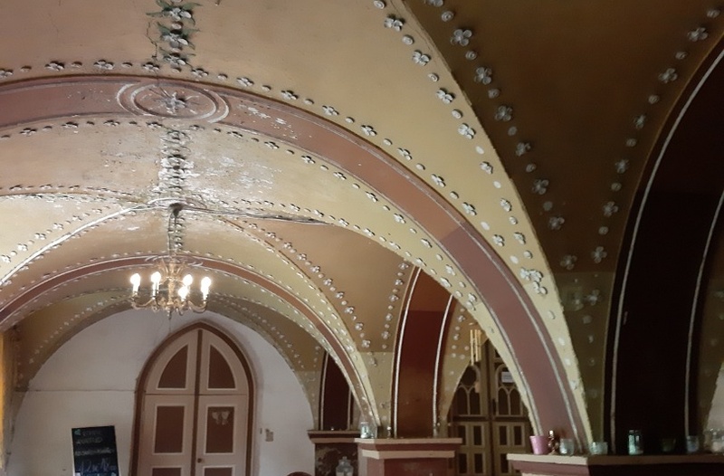 The wizards of the vestibule of Kirna Manor. The main building was built on the first half of the 19th century, the vestibular was built in pseudogotic style. In the middle of the beach wears a ship generation, witches with decorated stunts. On the left side of the rear, the right side of the piile. The last apple in the manor was Baroness Pilar v. Pilchau. rephoto