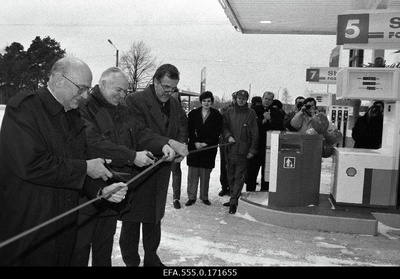 Shell Eesti as opens the Pärnu tanker. From the left: Minister of Energy Avo Niitenberg, Mayor of Pärnu Rein Kask and Shell Estonian as Director General Matti Salonen.  duplicate photo