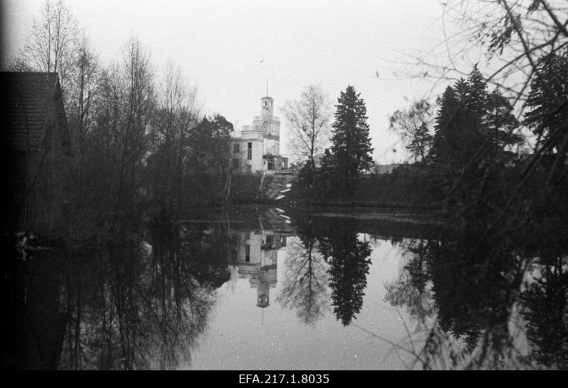 Partially broken Tõrva Raekoda.