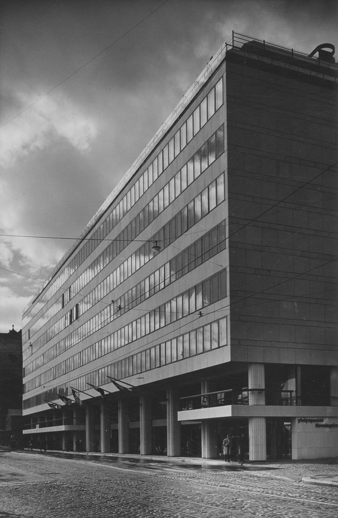 Teollisuuskeskus. Eteläranta 10. Arkkitehti, Viljo Revell. Rakennusvuosi, 1952. Hotelli Palace.