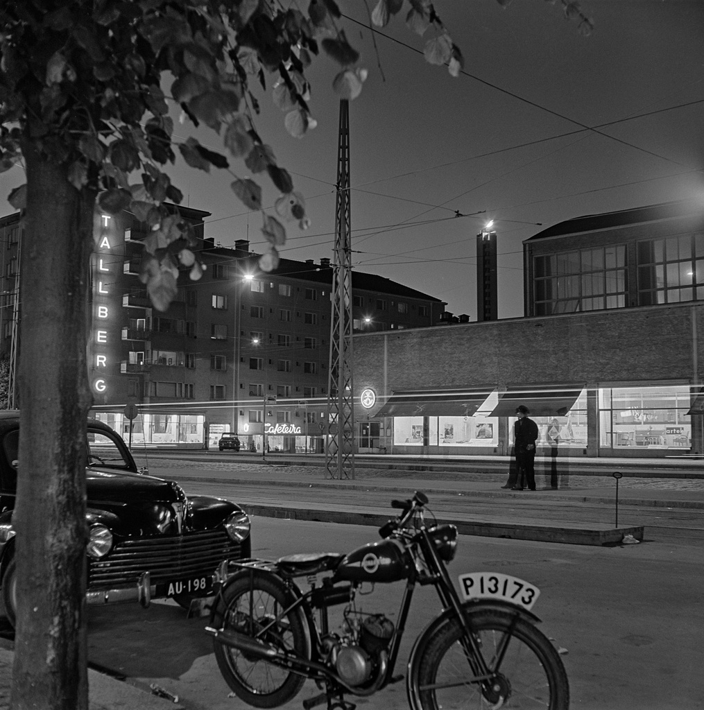 Olympiatuli Stadionin tornissa, etualalla Messuhalli Mannerheimintien ja Toivonkadun kulmassa.