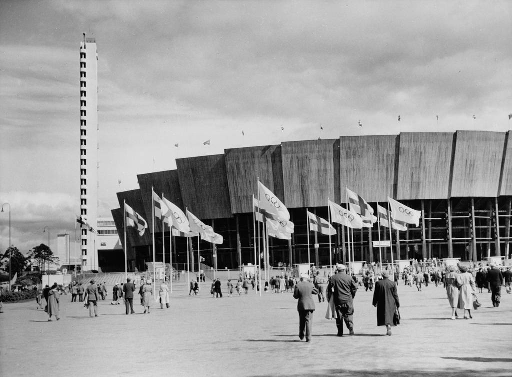 Helsingin olympiastadion olympialaisten aikaan. Yleisöä menossa stadionille.