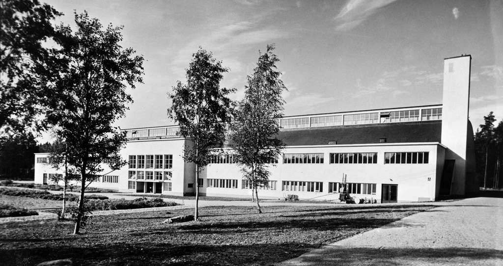 Ruskeasuon ratsastushalli ja -tallit ovat valmistuneet. Vihkiäisjuhlallisuudet pidettiin 25. -27.10.1940.