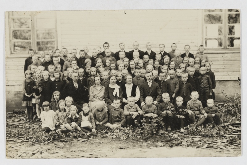 Tillu-reinu primary school students, 1929