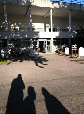 Koululaisia uimastadionin edustalla. rephoto