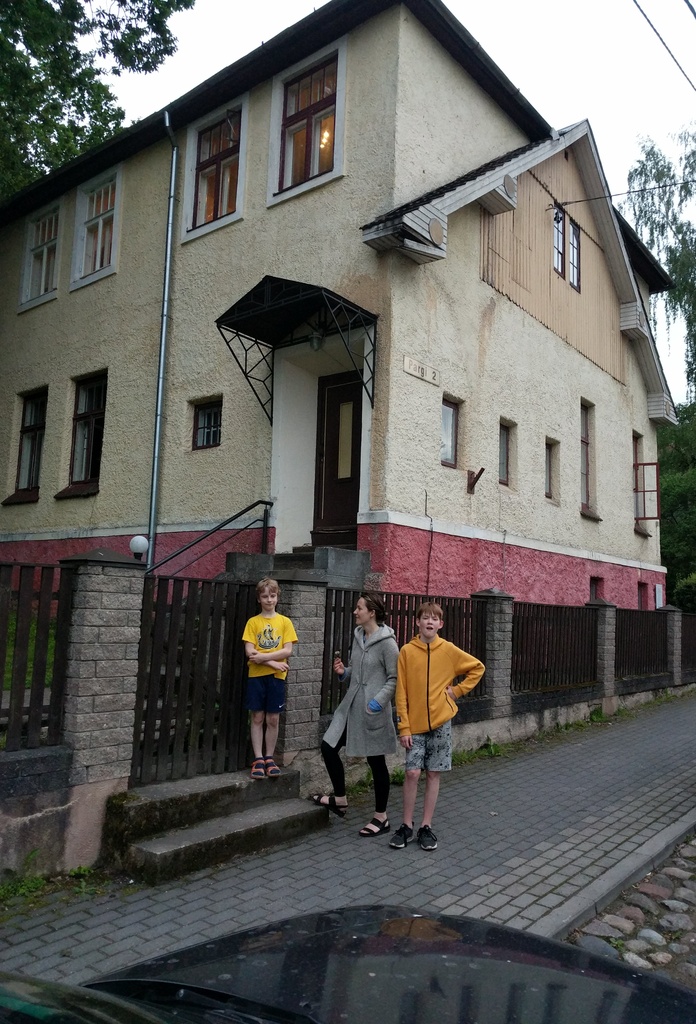 Betti Alver in his former residence in Tartu, Park Tn. 2. On the left Renate Tamm, on the right Velli Verev, on the back Linda Nigul. 1982 yr. rephoto