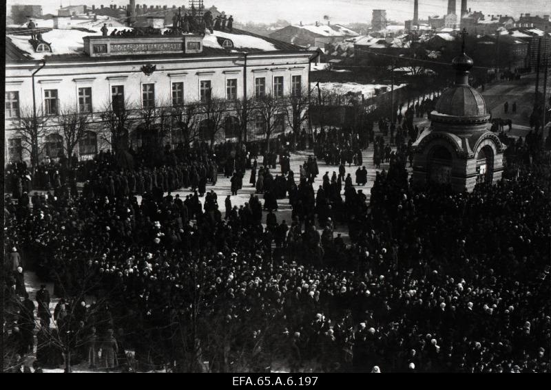 City-wide mediation in the Russian market (Viru Square).