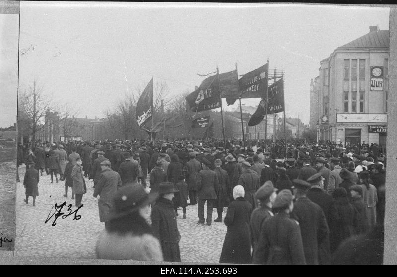 Communists through trade unions organised the demonstration of workers in the Russian market.