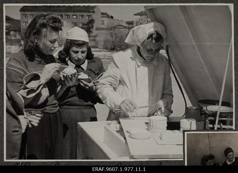 Women workers eating ice cream during the construction period of the new central market square.