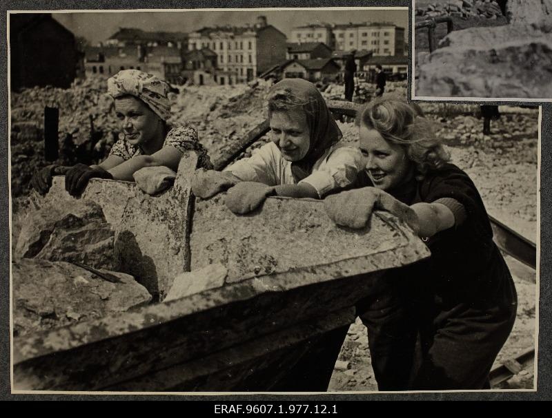 Women workers in the construction of the new central market square.