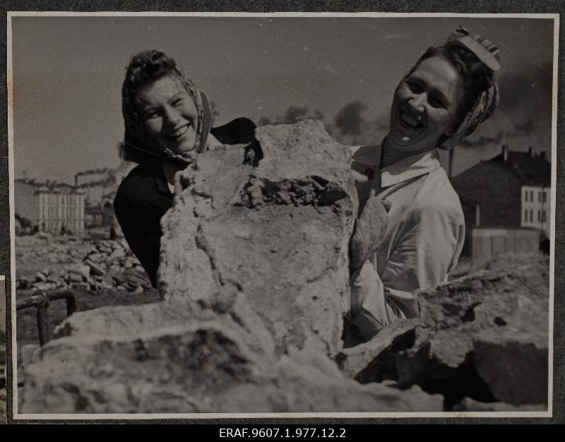 Women workers in the construction of the new central market square.