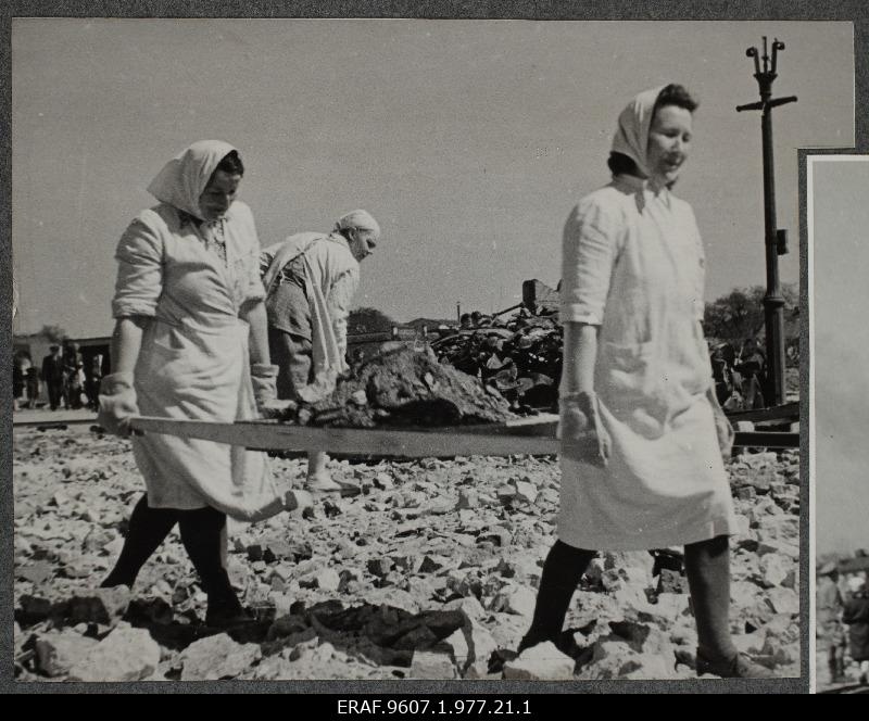 Women workers in the construction of the new central market square.