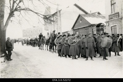 War of Liberty. 1.Self-independent heavy batteries of the Raske Artillery Division on Liivalaia street moving the archwork on the front of the Telliiskopli railway station.  duplicate photo