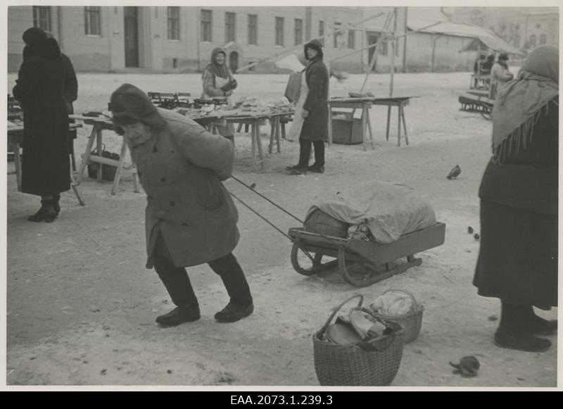 Merchant leaving Tartu Lihaturu, inventory at the clock