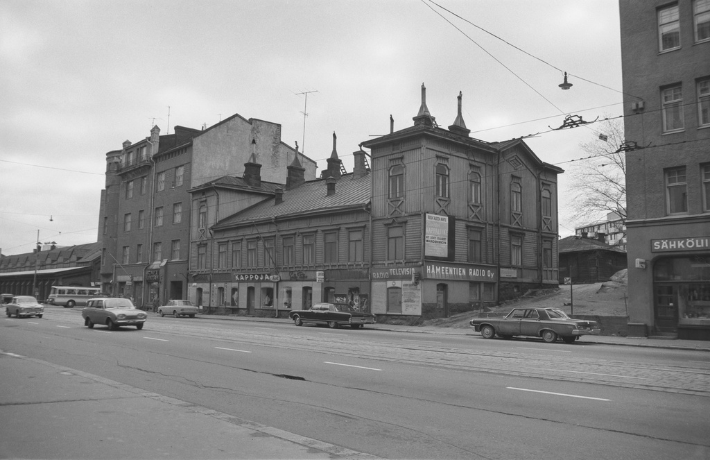 Näkymä Hämeentien varresta, oikealla Hämeentie 1, 3, 5, 7- 9. Hämeentie 1:ssä ja 5: ssä sijaitsevat jugendkerrostalot, joiden arkkitehtina toimi Heikki Kaartinen
