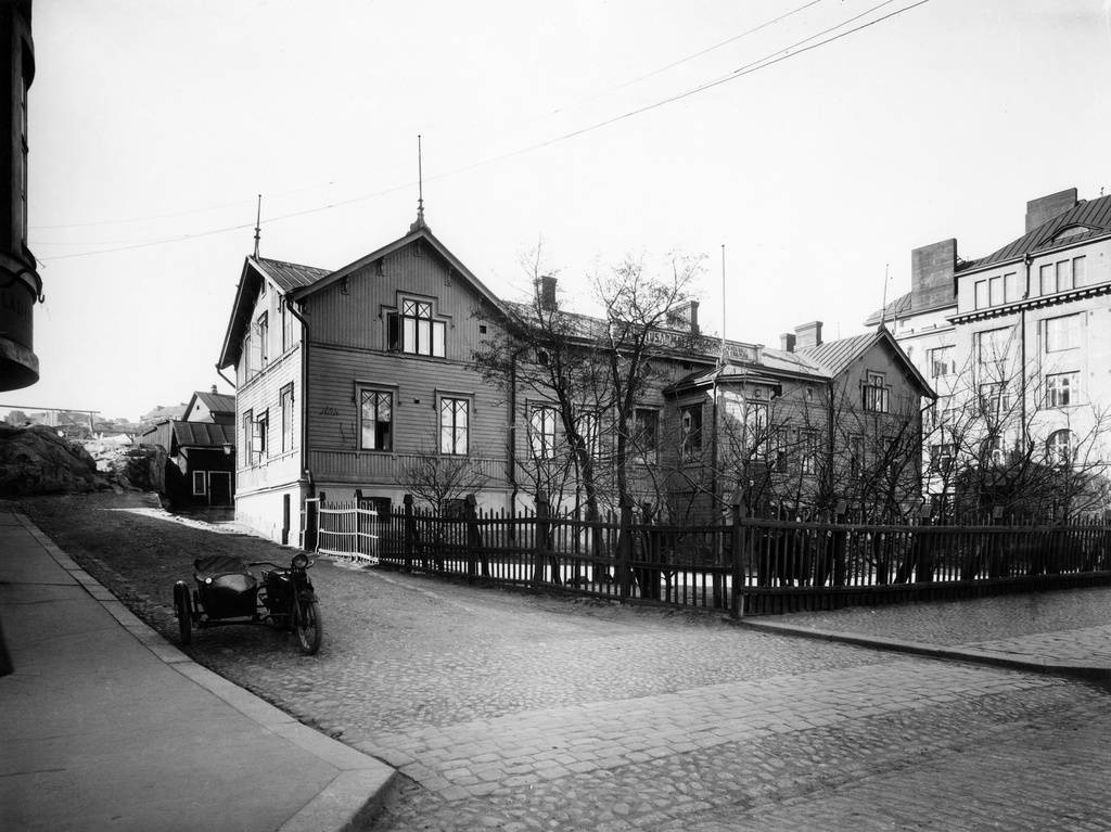 Itäinen Viertotie 24. (Hämeentie) jossa toimi Alli Trygg-Heleniuksen Kansankoti. Ebeneserkoti toimi tässä talossa ennen Pelastusarmeijaa.