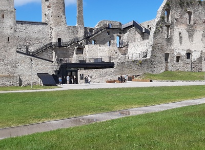 Foto. Puhkekodu ekskursioon Haapsalu piiskopilinnuse varemetes, 31.05.1954. rephoto