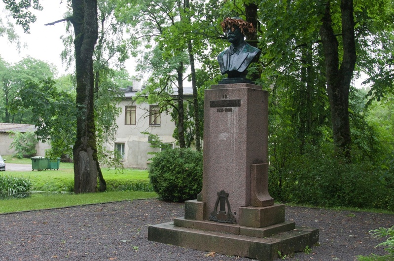 K. A. Hermanni mälestussammas Põltsamaal rephoto