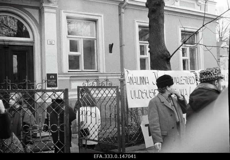 The picneters in front of the Tallinn City Council building express their distrust of mayor Hardo Aasmäe.