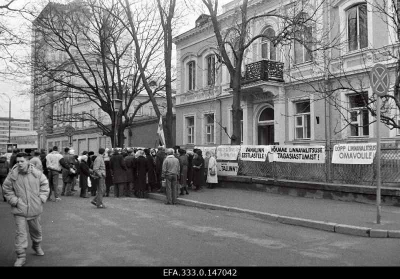 The picneters in front of the Tallinn City Council building express their distrust of mayor Hardo Aasmäe.