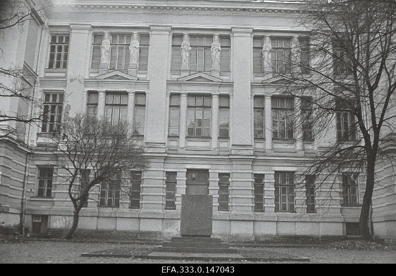 The foundation of the monument of teachers and students who fell in the War of Independence in front of Tallinn Real School.