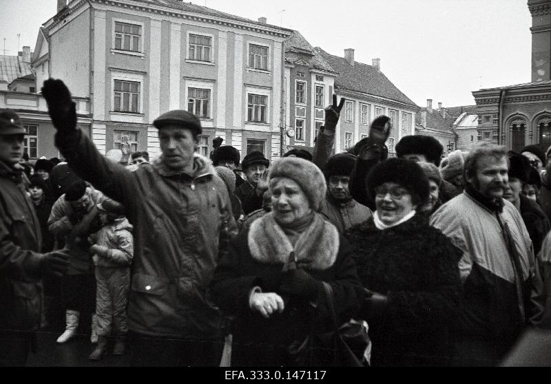 People at Lossiplats during the solemn division of the Republican Defence Forces during the event of the departure from the office of the President of the Government of the Republic of Estonia, Edgar Savisaare.