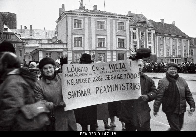 People at Lossiplats during the solemn division of the Republican Defence Forces during the event of the departure from the office of the President of the Government of the Republic of Estonia, Edgar Savisaare.
