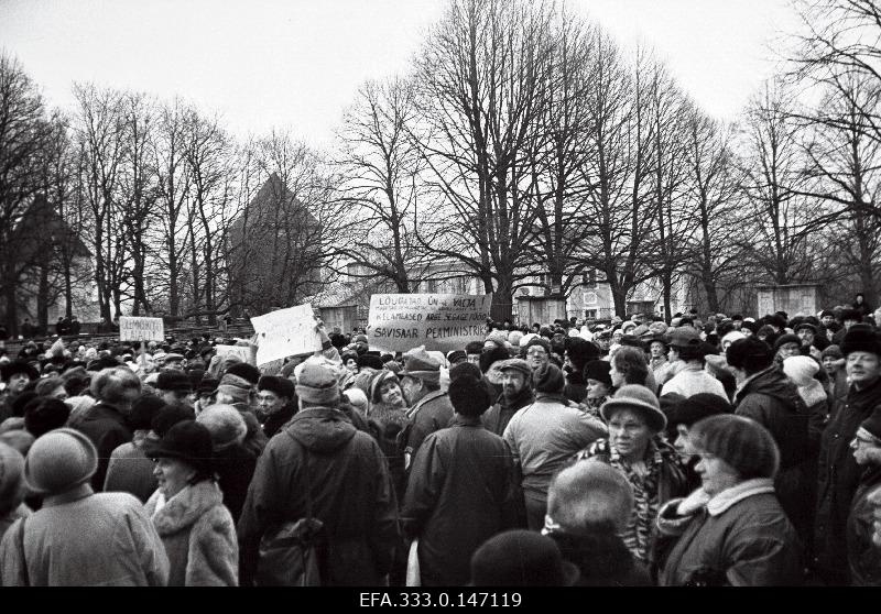 People at Lossiplats during the solemn division of the Republican Defence Forces during the event of the departure from the office of the President of the Government of the Republic of Estonia, Edgar Savisaare.