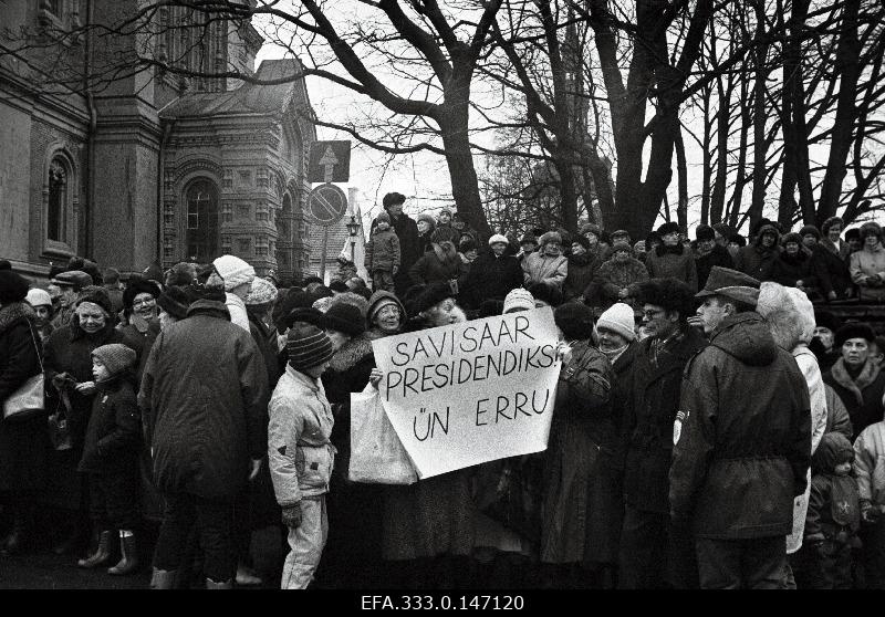 People at Lossiplats during the solemn division of the Republican Defence Forces during the event of the departure from the office of the President of the Government of the Republic of Estonia, Edgar Savisaare.