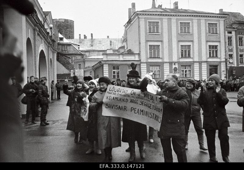 People at Lossiplats during the solemn division of the Republican Defence Forces during the event of the departure from the office of the President of the Government of the Republic of Estonia, Edgar Savisaare.
