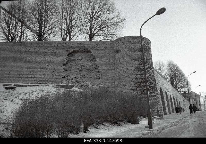 The wall fell in the vicinity of the Toompea Castle.
