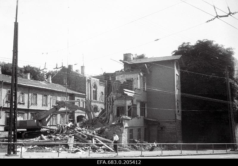 Dismantling of wooden house Pioniers t 2.