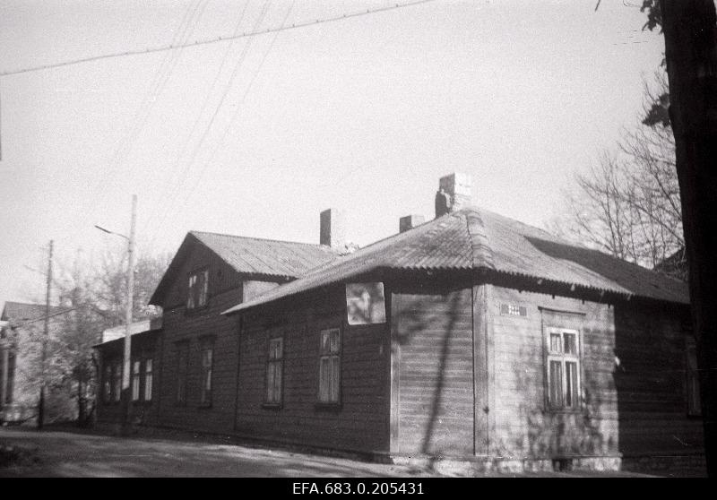 On the corner of the wooden house Tatari and Ravi t, where the writers Eduard Bornhöhe and Eduard Vilde have lived.