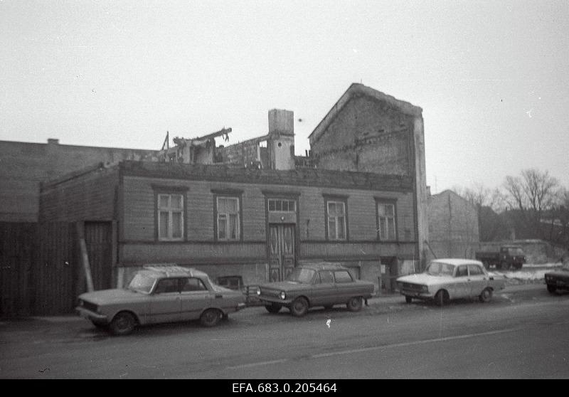 Decoupling wooden house on Pärnu highway [111].