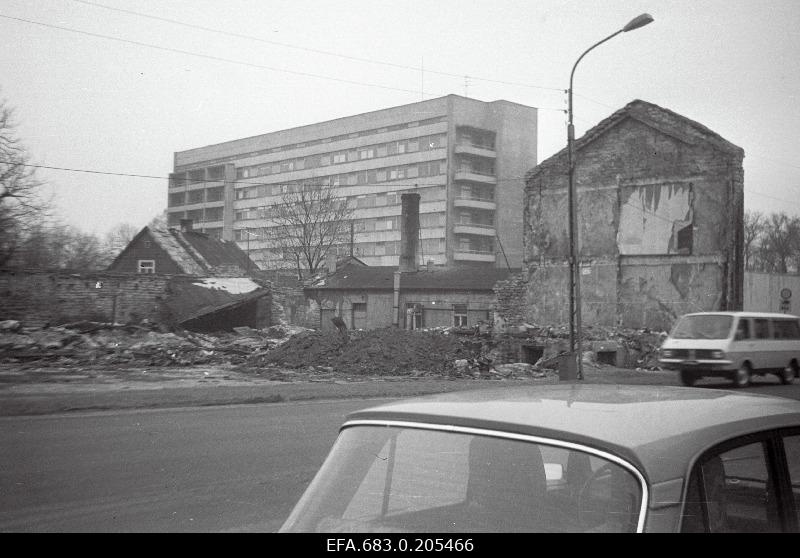 Decoupling wooden house on Pärnu highway [111].