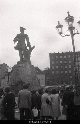 The requisite of the film studio Tallinn film "This year later in May" - Peeter I Ehrenpilaaž on the winning field (author Toomas Hõrak).  similar photo