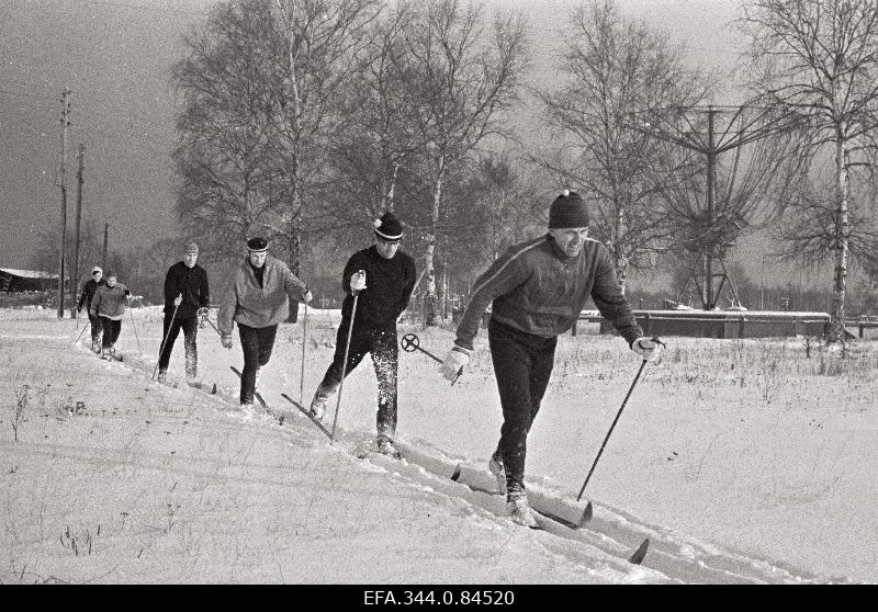 The best skiers of Kohtla-Järve põlevkivikombinate are trainer Ivan Sepponen in training.