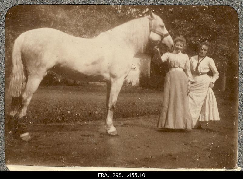 Guido Maydelli sister Handthe and Dora Wrangell with horse