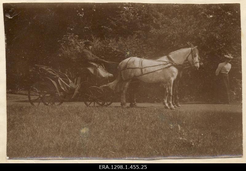 Hoburakend with a boyfriend and [Marie or Käthe?] Maydell