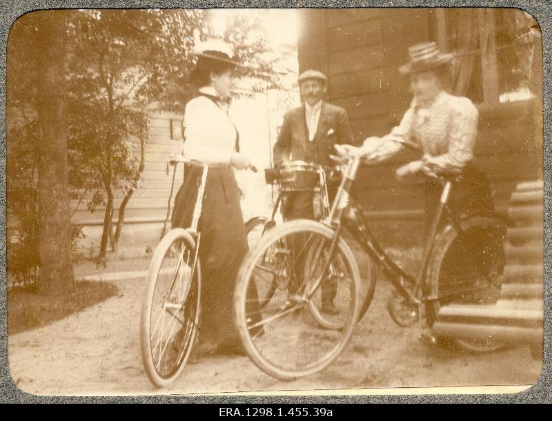 Guido Maydelli sister Marie and her fellows with bicycles