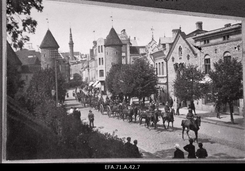 Allohvitseride Kooli õppepatarei paraadmarsil Viru tänaval