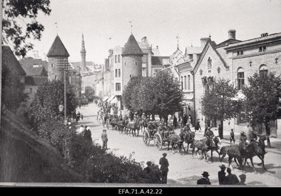 Õppepatarei paraadmarsil Viru tänaval.  duplicate photo