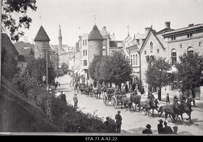 Õppepatarei paraadmarsil Viru tänaval.