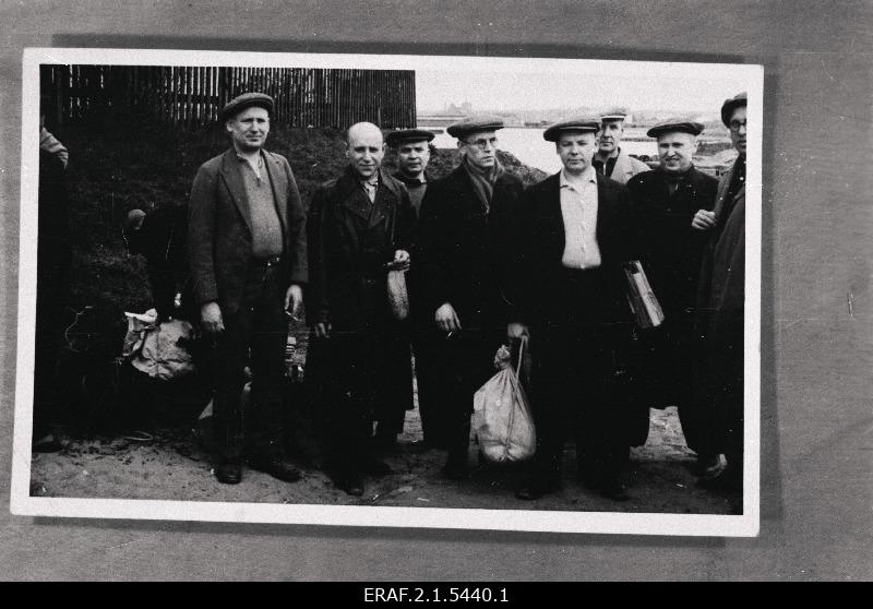 Grupp poliitvange, keda vabastati 7. mail 1938.a. üldamnestia alusel. Fotol Patarei vangla väravast väljumisel.