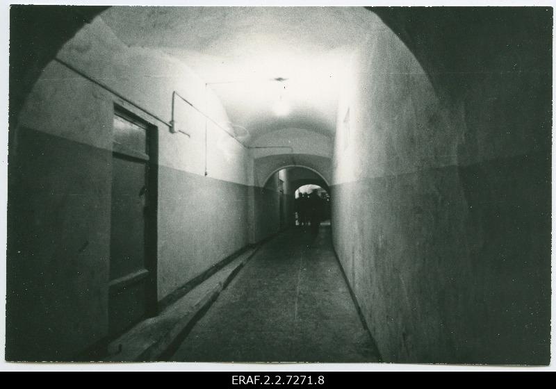 Patarei vangla (Keskvangla) sisevaade koridorile, kus kõnnivad inimesed. Pildistatud, kui filmiti Kaljo Kiisa 1924.a detsembri sündmustest rääkivat filmi "Surma hinda küsi surnutelt"
