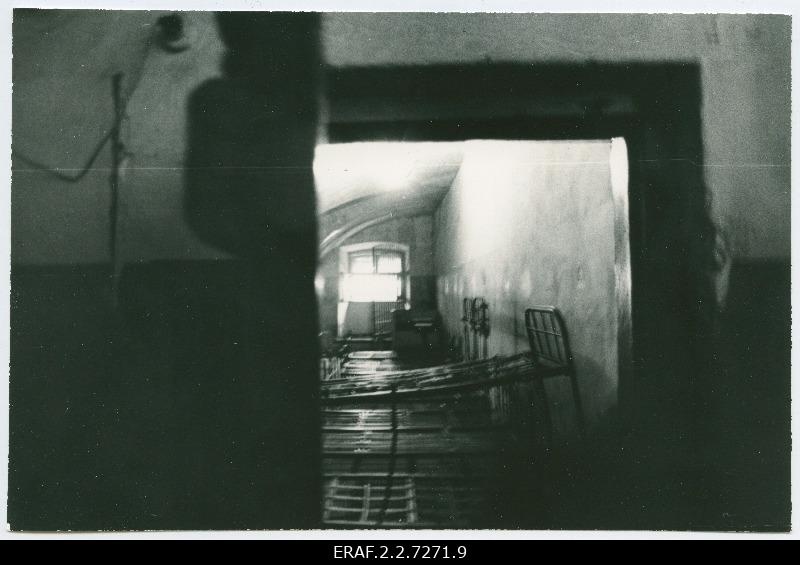 Patarei vangla (Keskvangla) sisevaade kongi, kus seisavad voodid. Pildistatud, kui filmiti Kaljo Kiisa 1924.a detsembri sündmustest rääkivat filmi "Surma hinda küsi surnutelt"