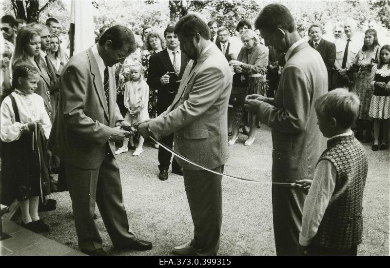 At the opening of the secondary building of Märjamaa Gymnasium, Tõnu Lõhmus, the Chancellor of the Ministry of Education Georg Aher and the rural elder Kalle Talviste will cut the tape from the left.