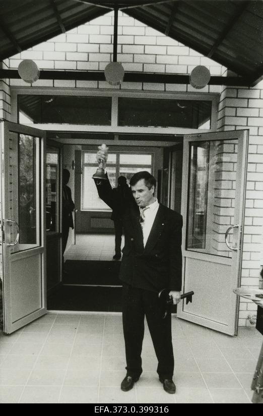 Raivo Heinaru, Director of the Gymnasium in Märjamaa, is calling the first school language.