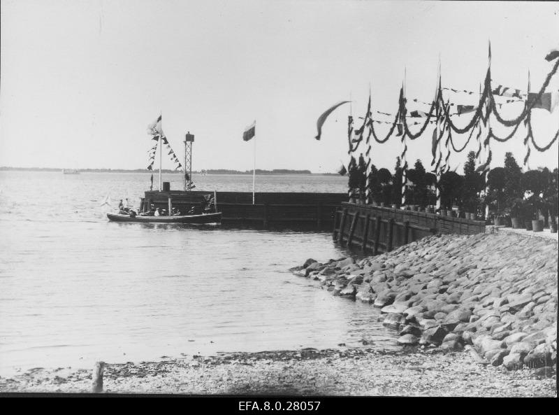 Arrival of Russian and German emperors to the port of Paldiski.
